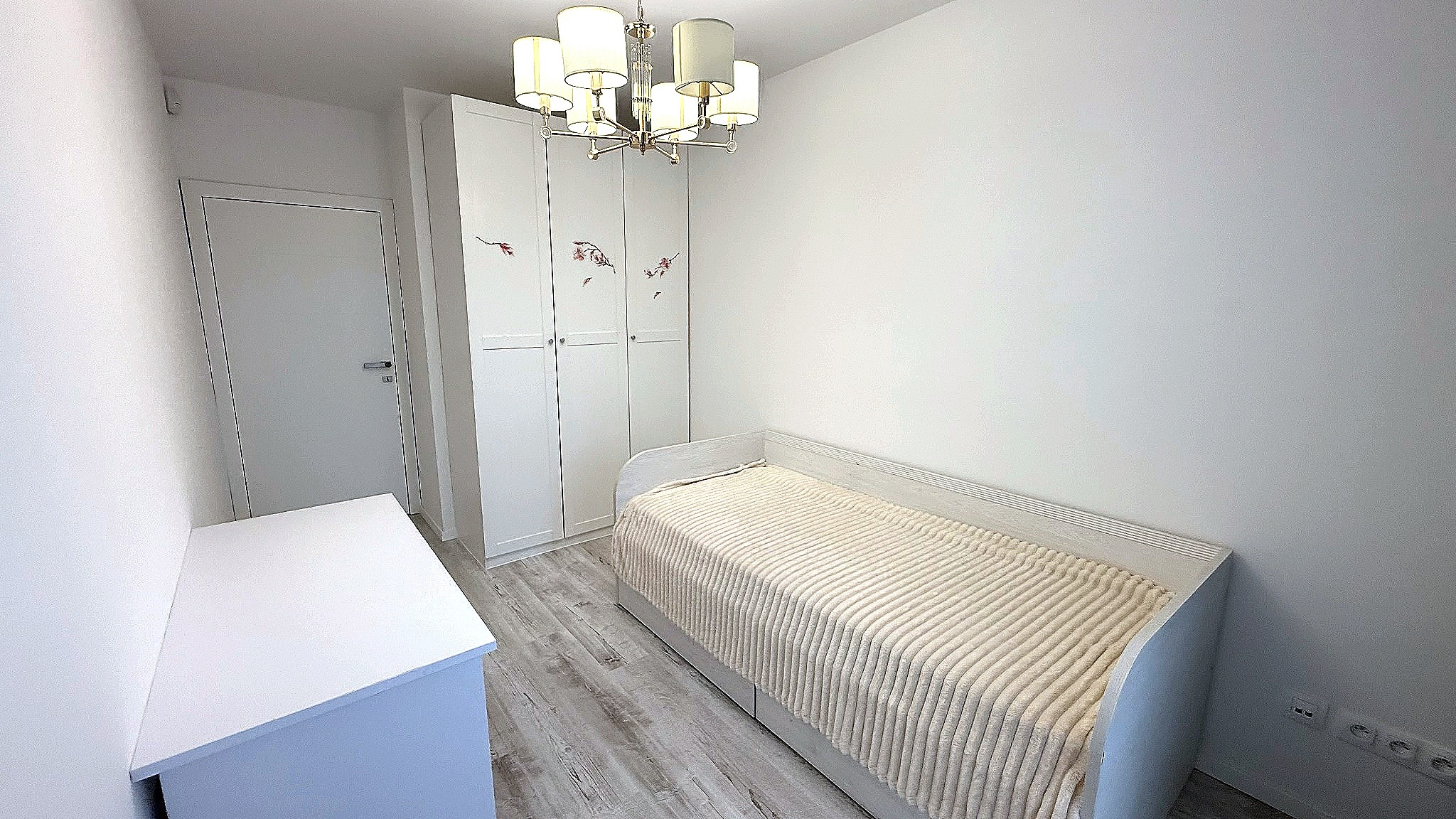 Hamuliakovo, okr. SC- NA PREDAJ 3 izbový byt s terasou, záhradou a dvomi parkovacími státiami.