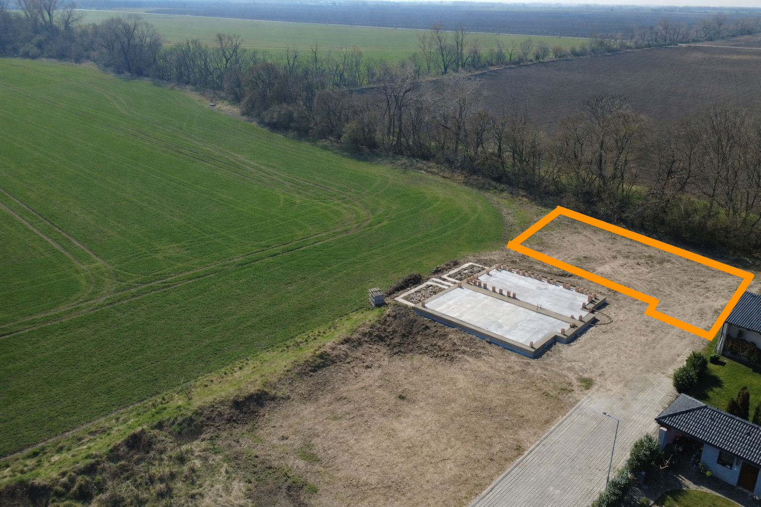 Na predaj exkluzívny stavebný pozemok na konci slepej ulice v obci Voderady