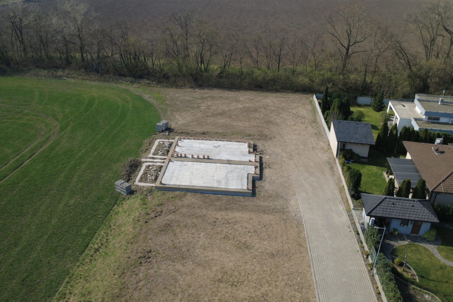 Na predaj exkluzívny stavebný pozemok na konci slepej ulice v obci Voderady