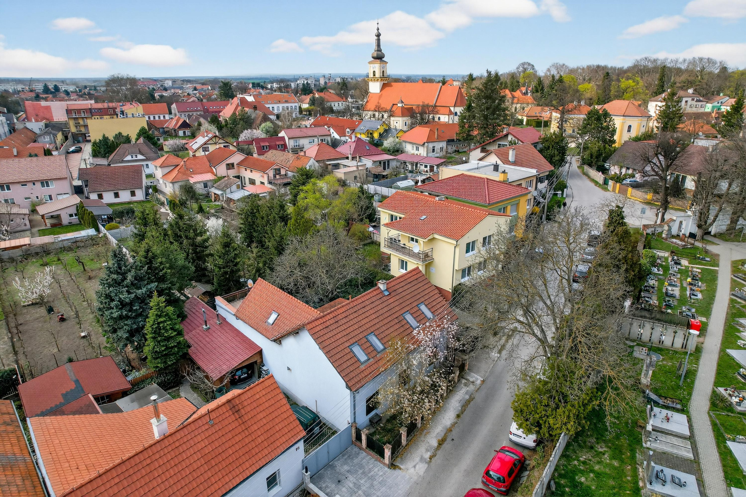 NA PREDAJ priestranný 6-iz Rodinný Dom v Stupave