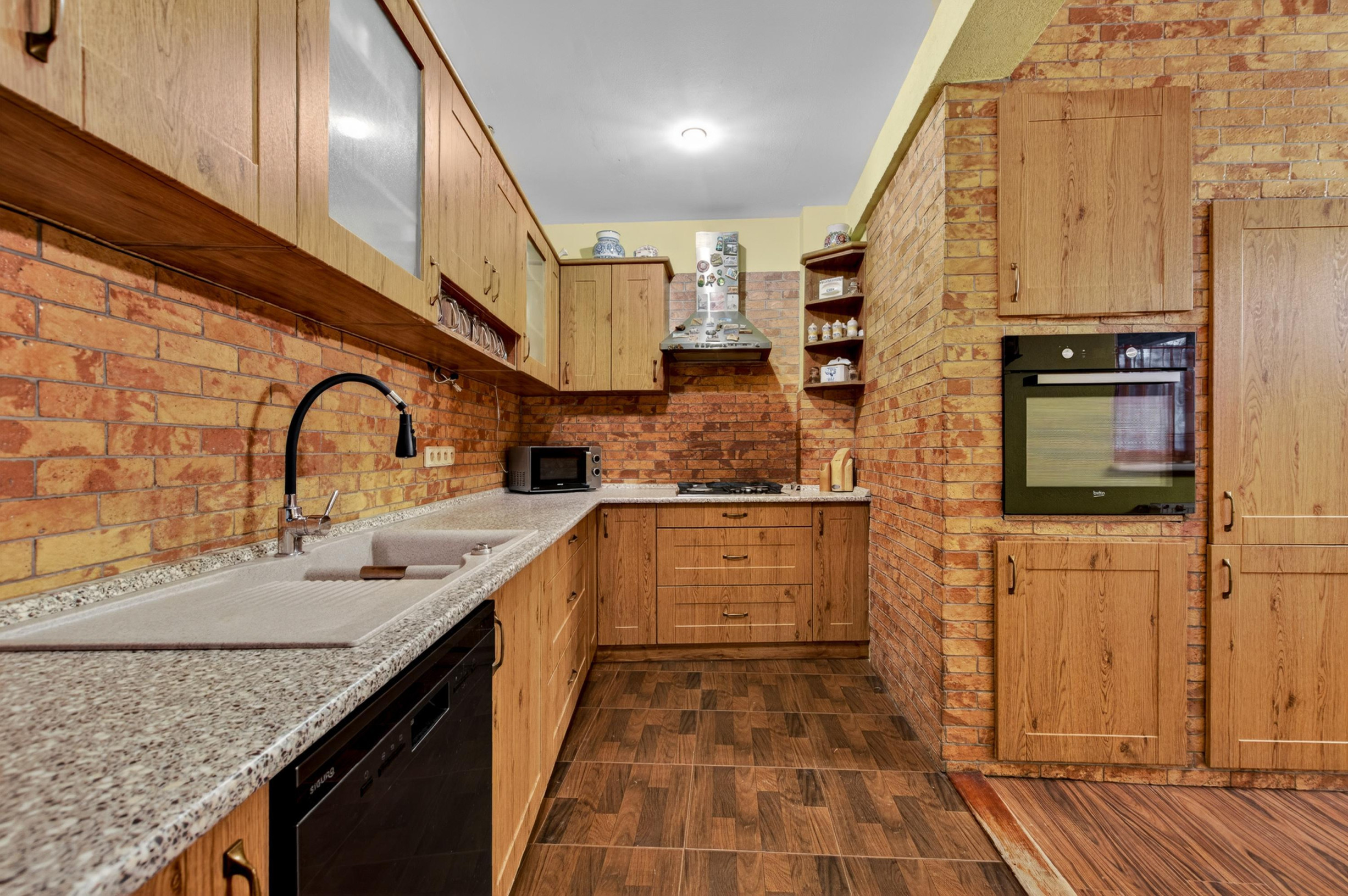 NA PREDAJ priestranný 6-iz Rodinný Dom v Stupave