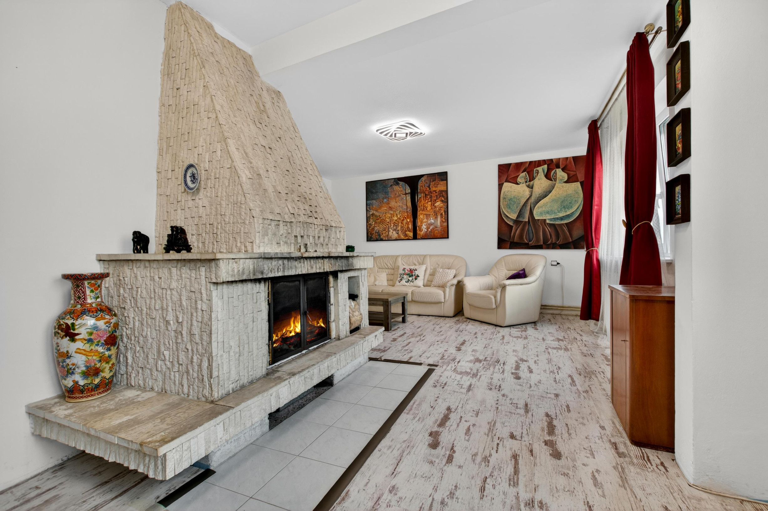 NA PREDAJ priestranný 6-iz Rodinný Dom v Stupave