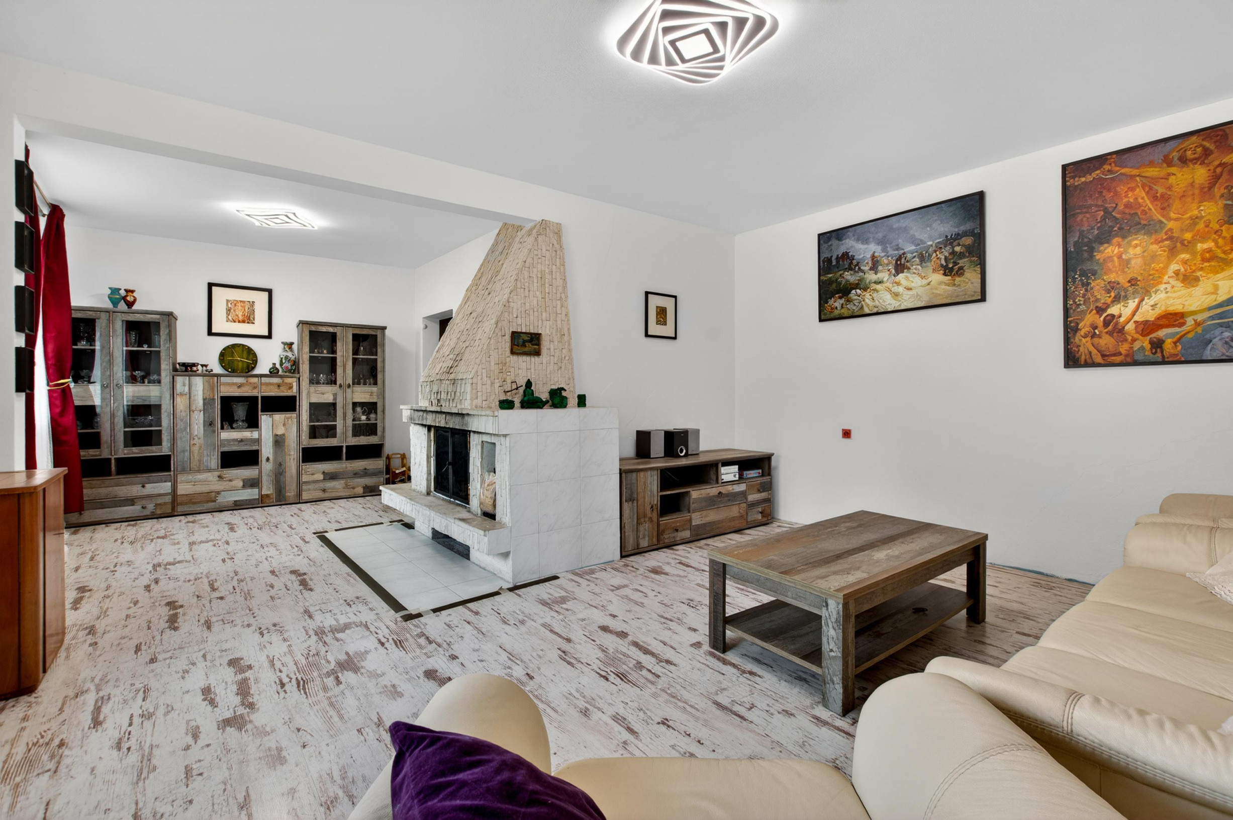 NA PREDAJ priestranný 6-iz Rodinný Dom v Stupave