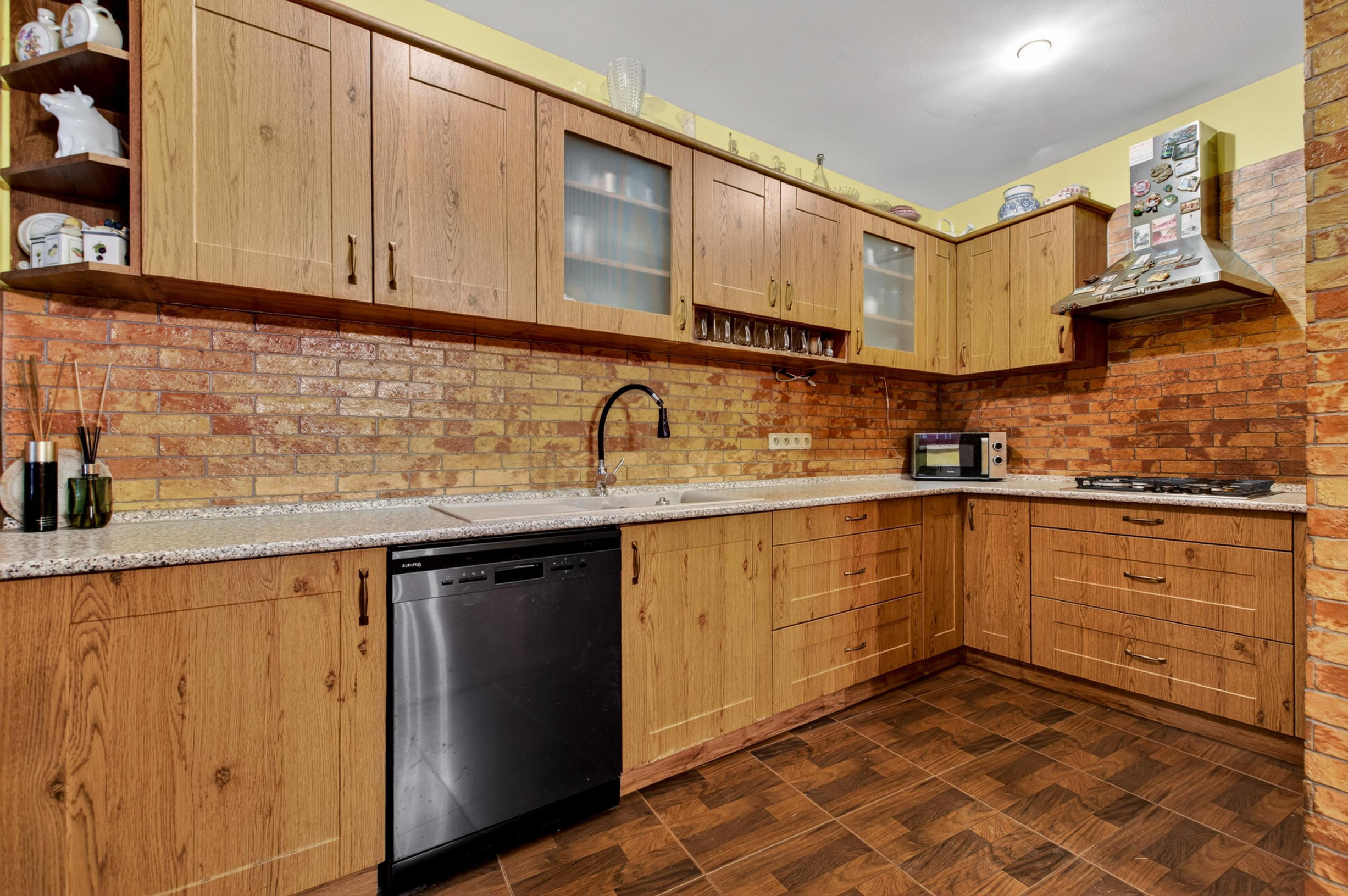 NA PREDAJ priestranný 6-iz Rodinný Dom v Stupave