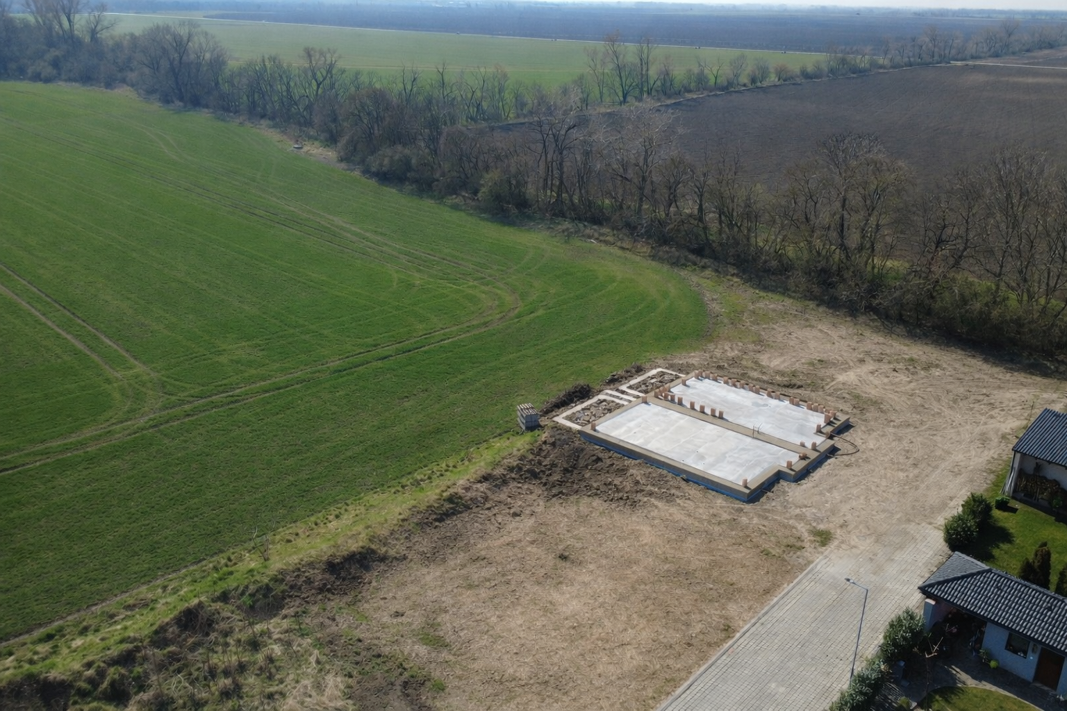 Na predaj dva praktické moderné 4-izbové domy v slepej uličke v obci Voderady