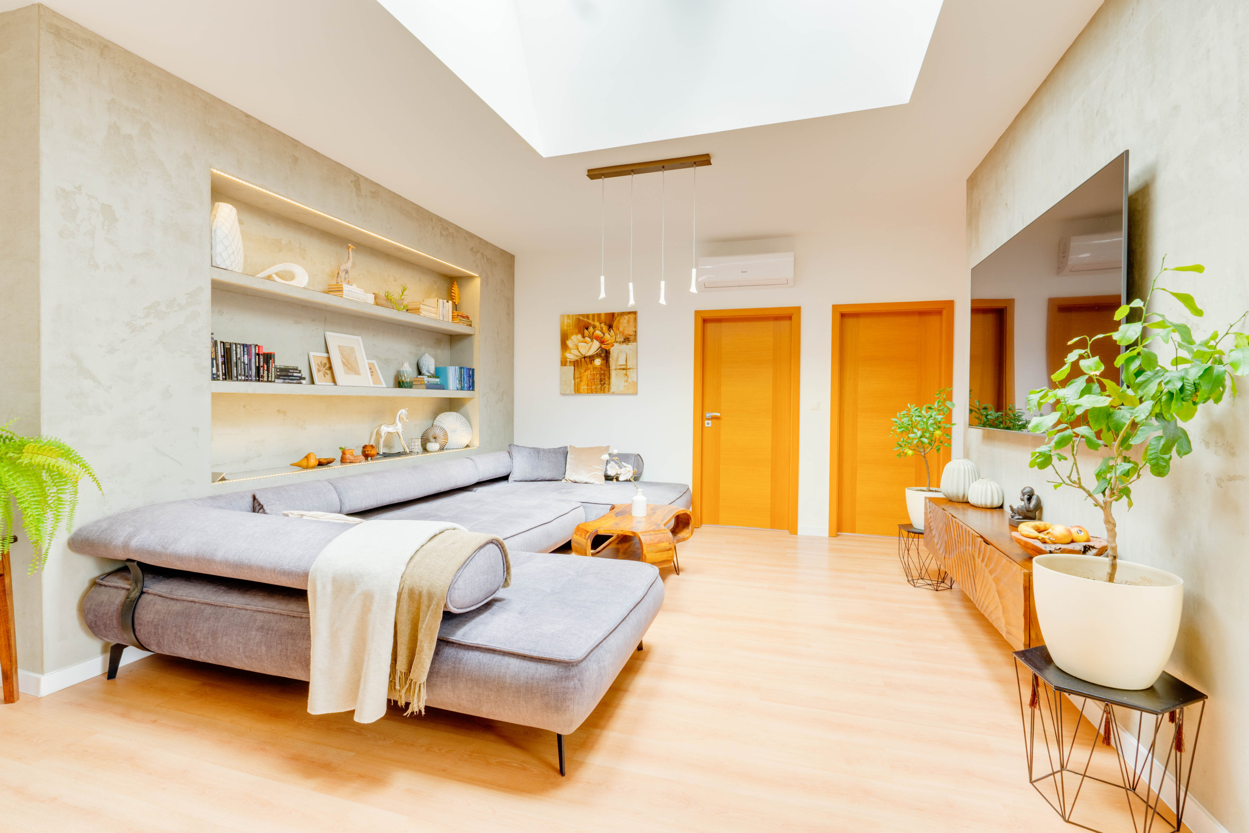 SENEC – NA PREDAJ EXKLUZÍVNY 3 + 1 PODKROVNÝ  BYT  – JEDINEČNÝ PRIESTOR NA PEŠEJ ZÓNE.