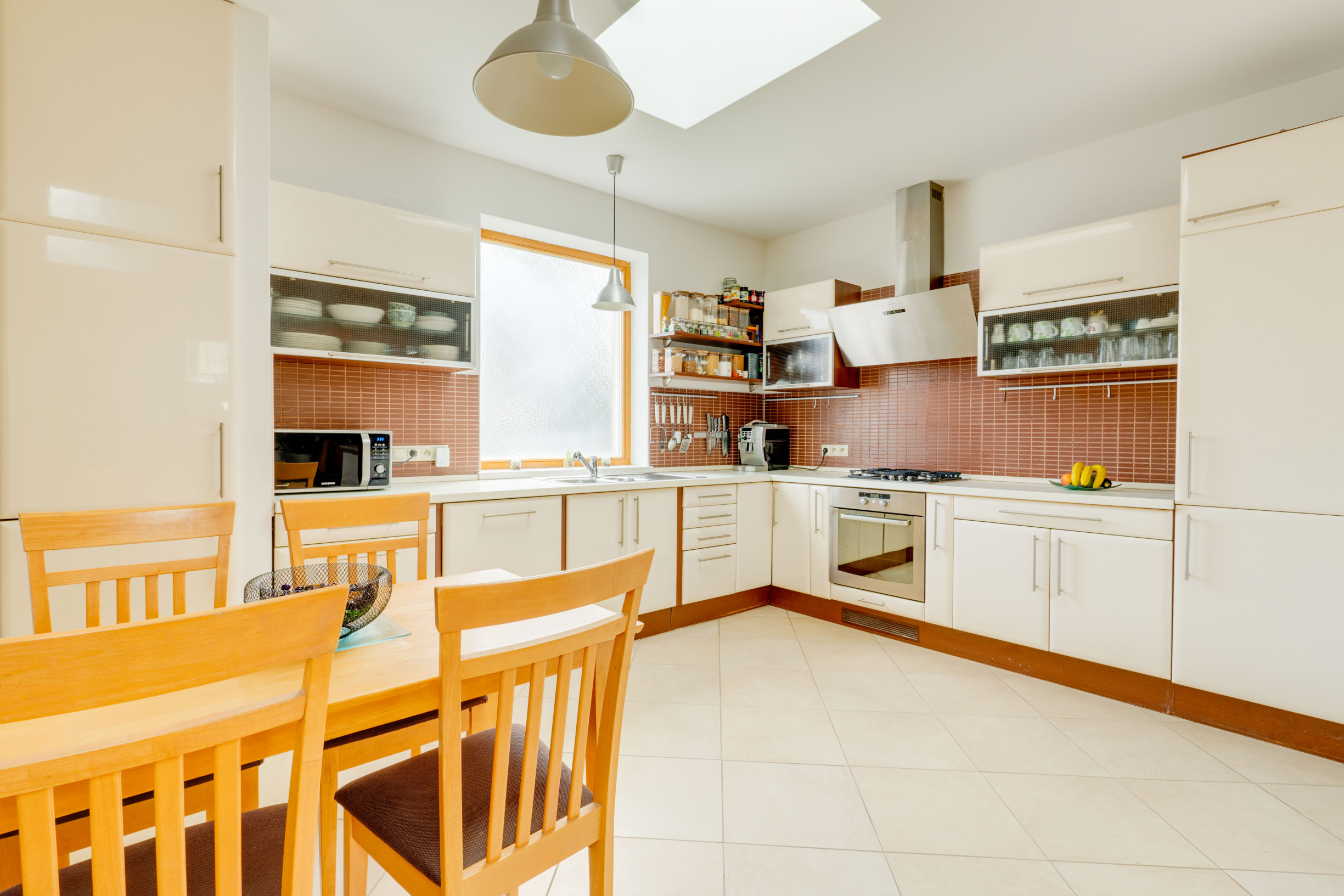 SENEC – NA PREDAJ EXKLUZÍVNY 3 + 1 PODKROVNÝ  BYT  – JEDINEČNÝ PRIESTOR NA PEŠEJ ZÓNE.