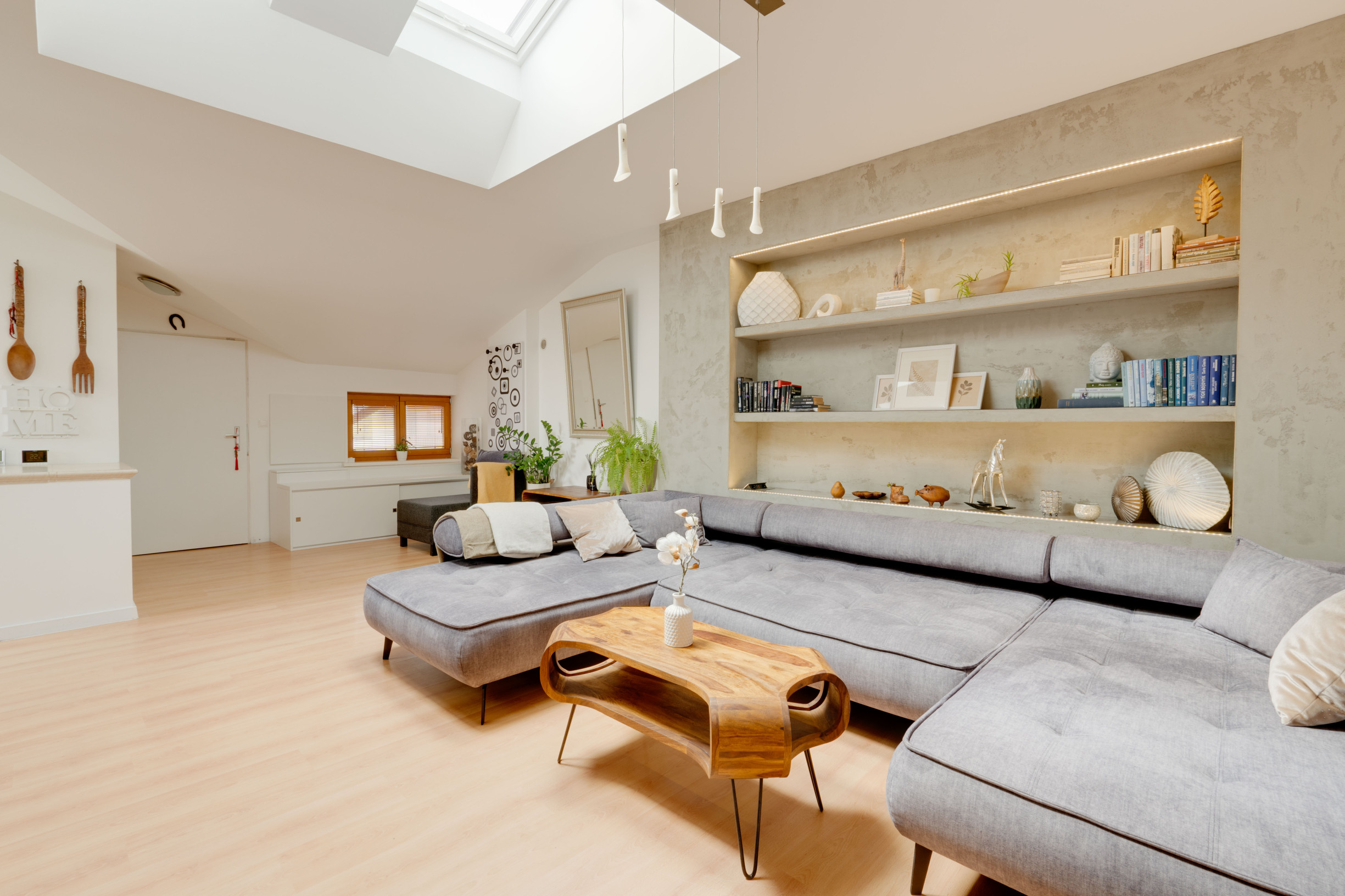 SENEC – NA PREDAJ EXKLUZÍVNY 3 + 1 PODKROVNÝ  BYT  – JEDINEČNÝ PRIESTOR NA PEŠEJ ZÓNE.