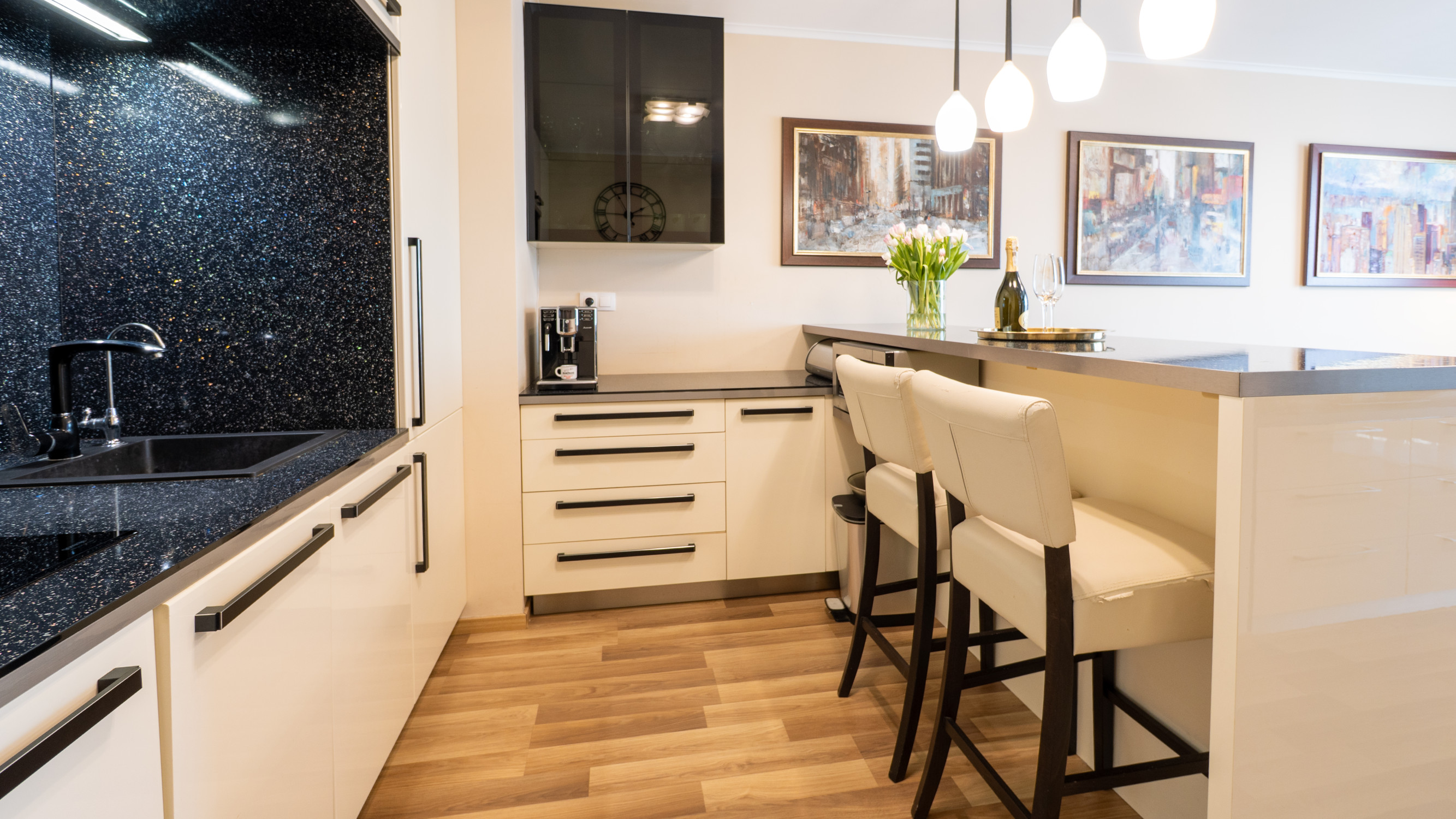 Na prenájom  velký  2 izbový byt v Bratislave v projekte -Slnečnice