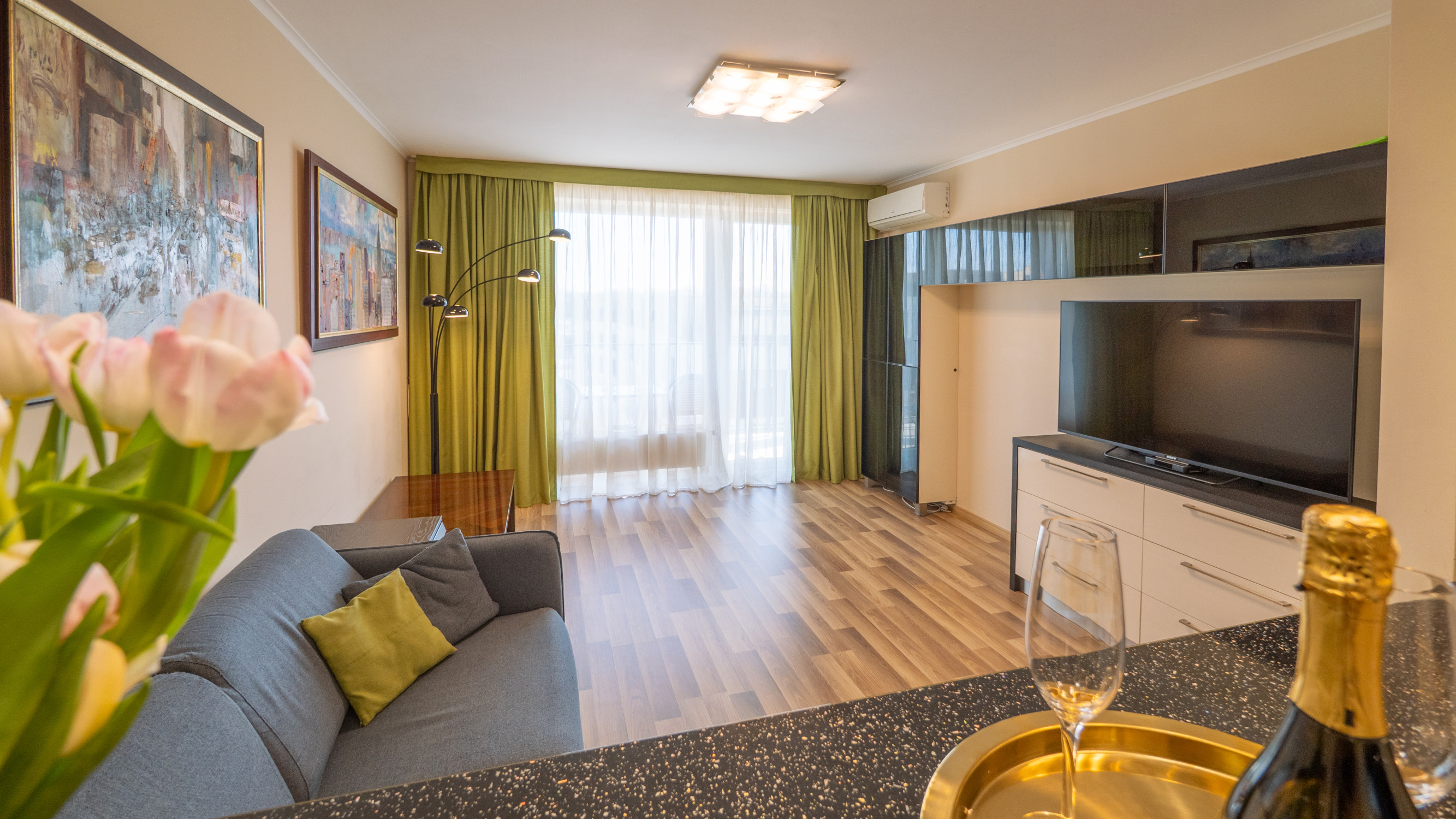 Na prenájom  velký  2 izbový byt v Bratislave v projekte -Slnečnice