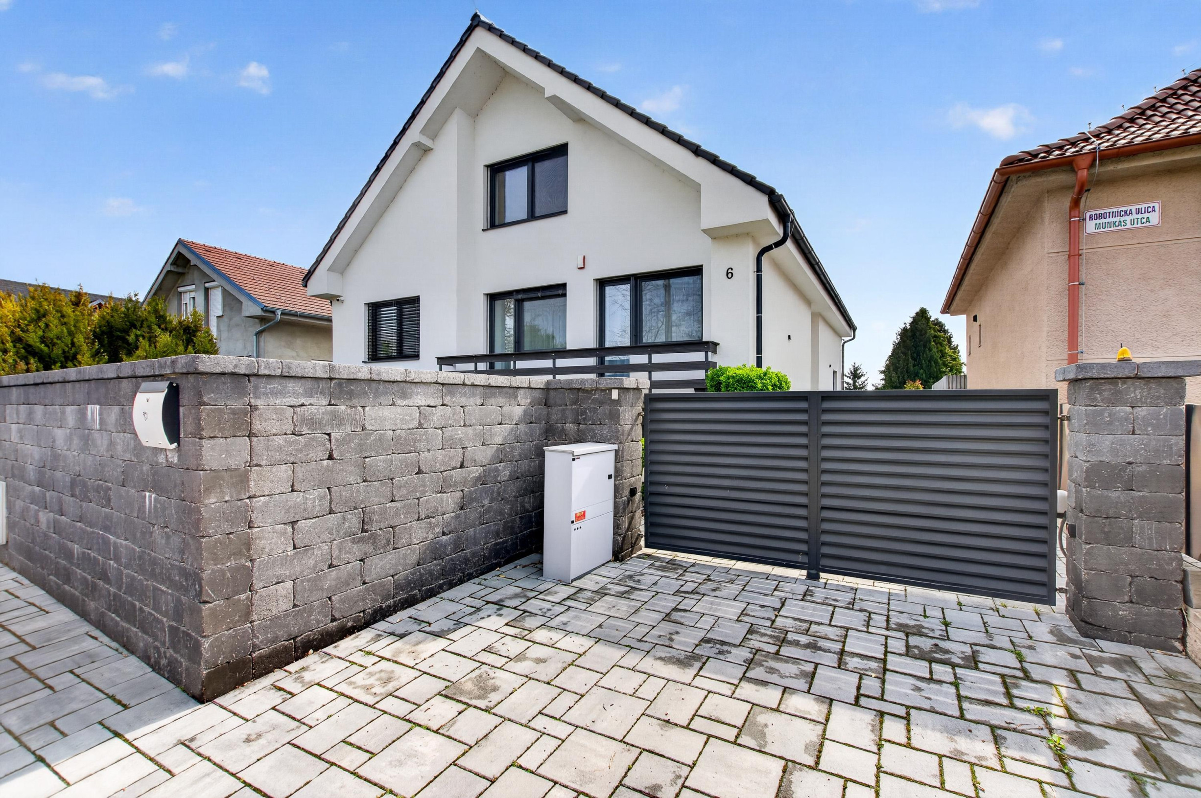 NA PREDAJ! 8 izbový dvojgeneračný poschodový rodinný dom v Tomášove