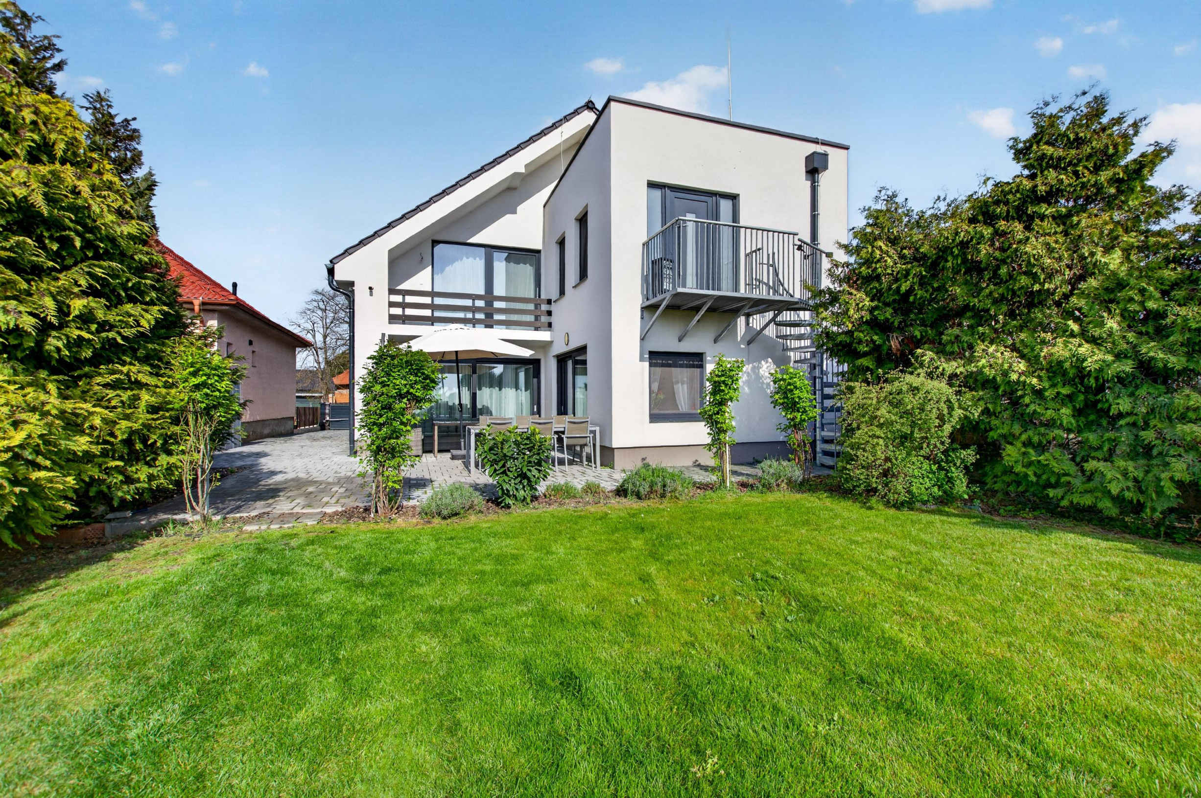 NA PREDAJ! 8 izbový dvojgeneračný poschodový rodinný dom v Tomášove