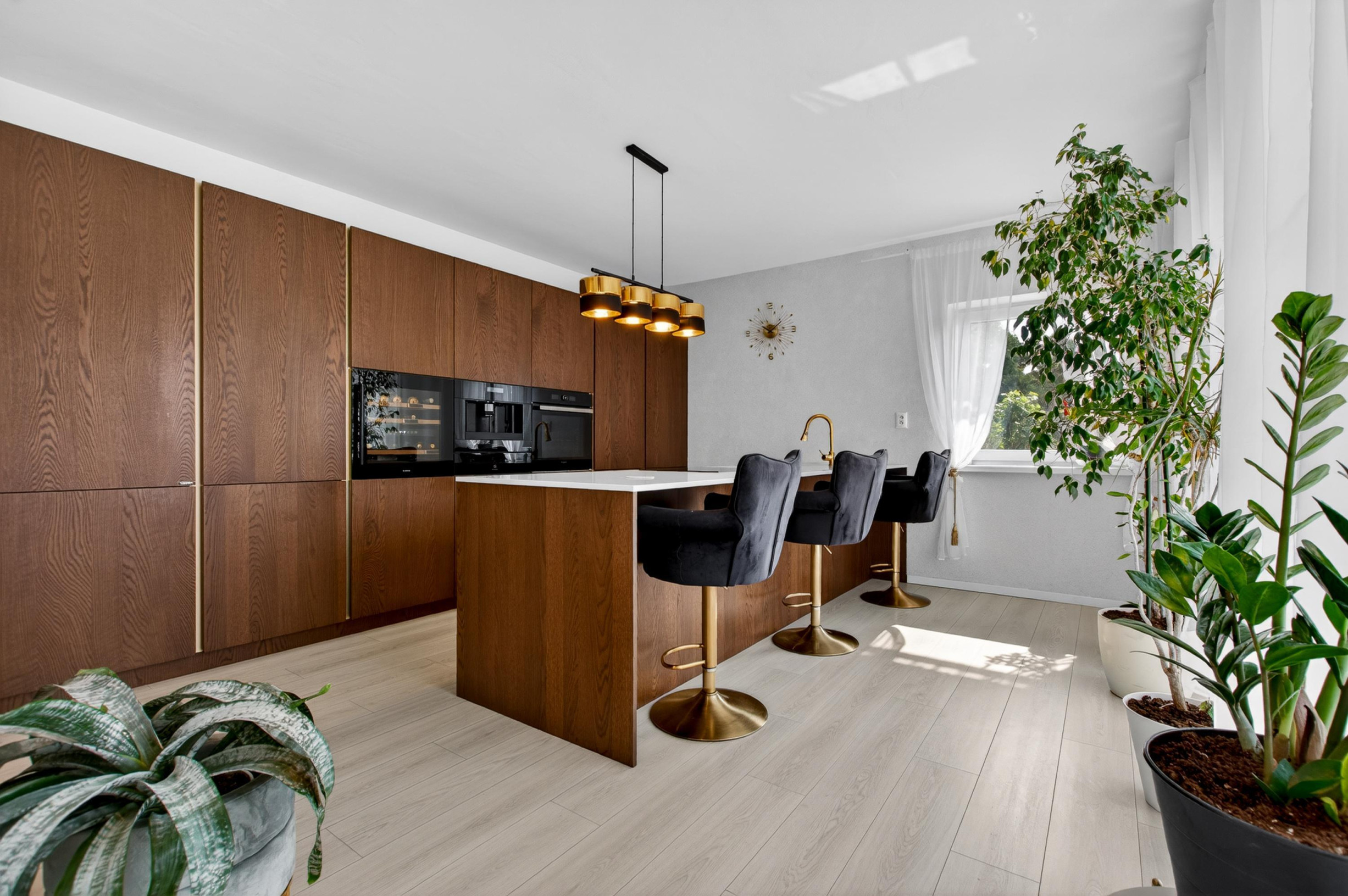 NA PREDAJ! 8 izbový dvojgeneračný poschodový rodinný dom v Tomášove