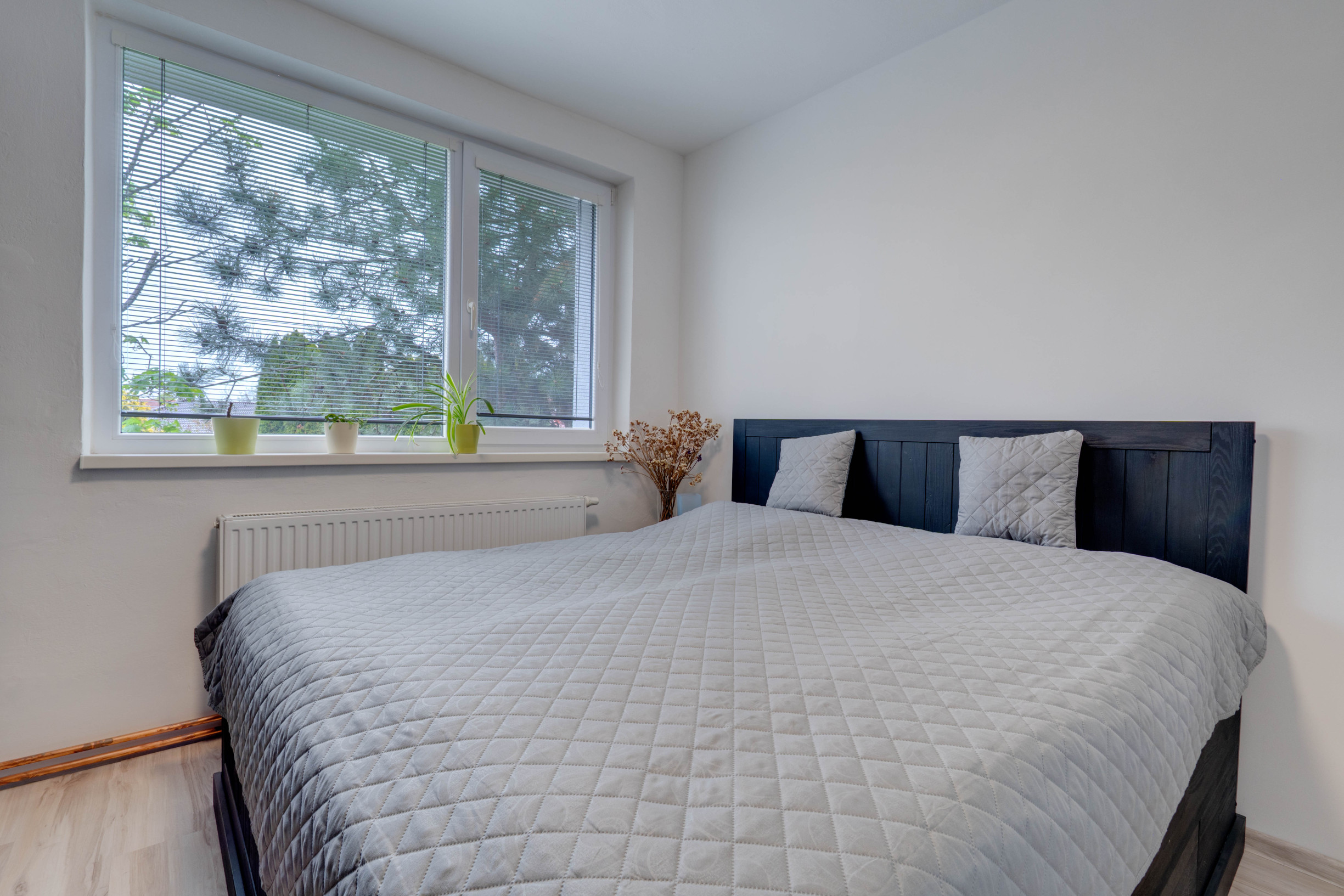 HRUBÁ BORŠA, OKR. SENEC - NA PREDAJ 4 izbový byt s vlastným kúrením a garážou.