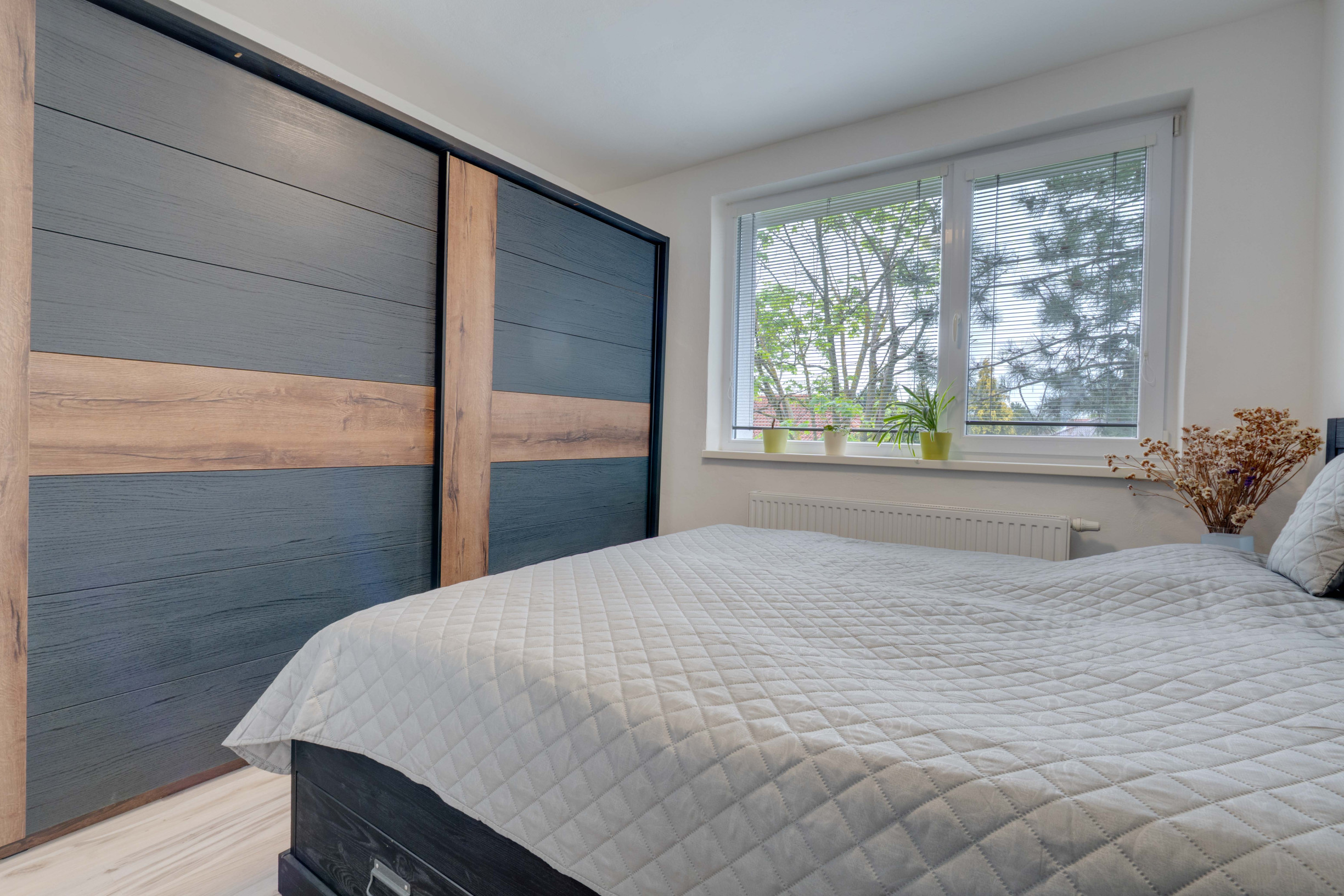 HRUBÁ BORŠA, OKR. SENEC - NA PREDAJ 4 izbový byt s vlastným kúrením a garážou.