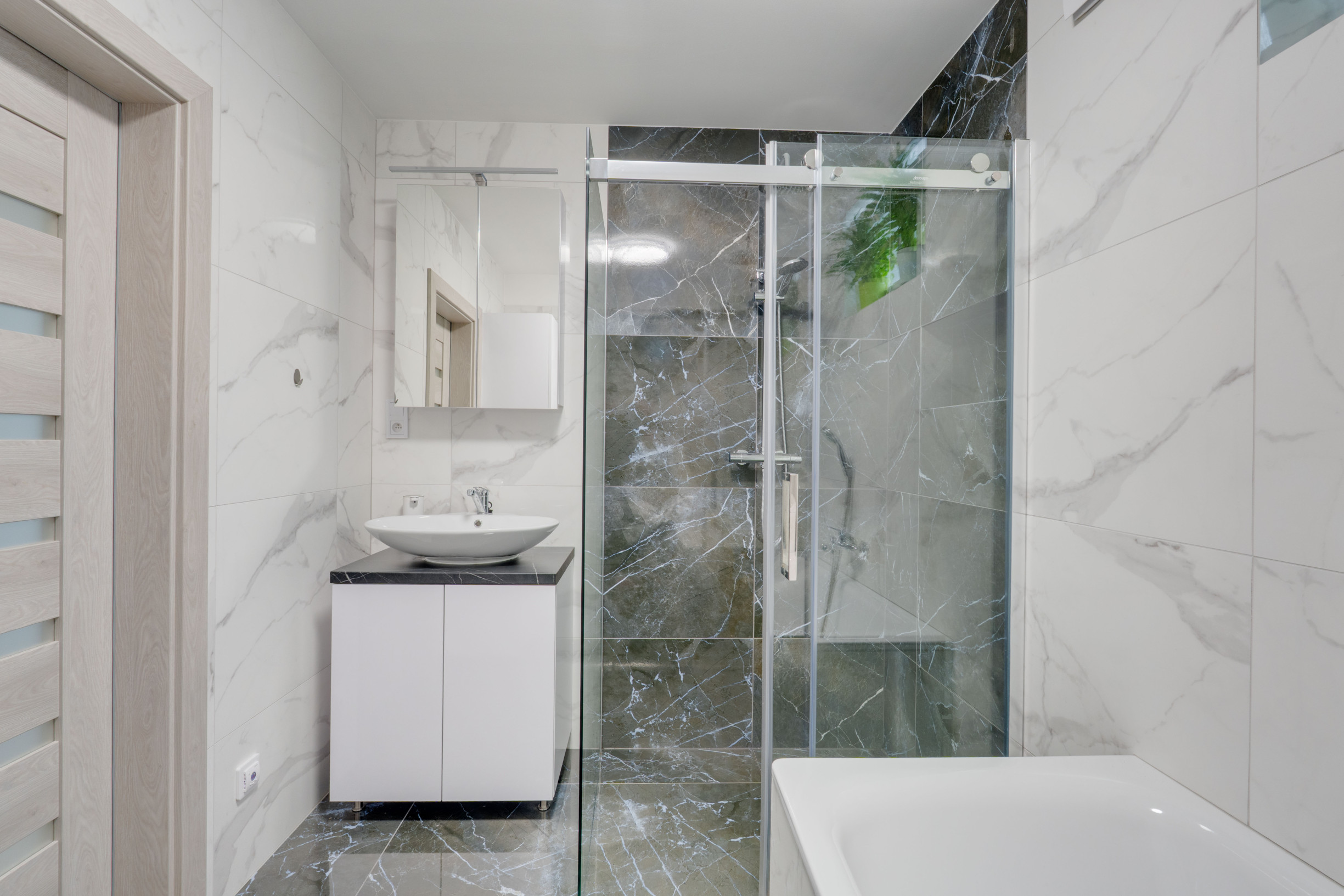 HRUBÁ BORŠA, OKR. SENEC - NA PREDAJ 4 izbový byt s vlastným kúrením a garážou.