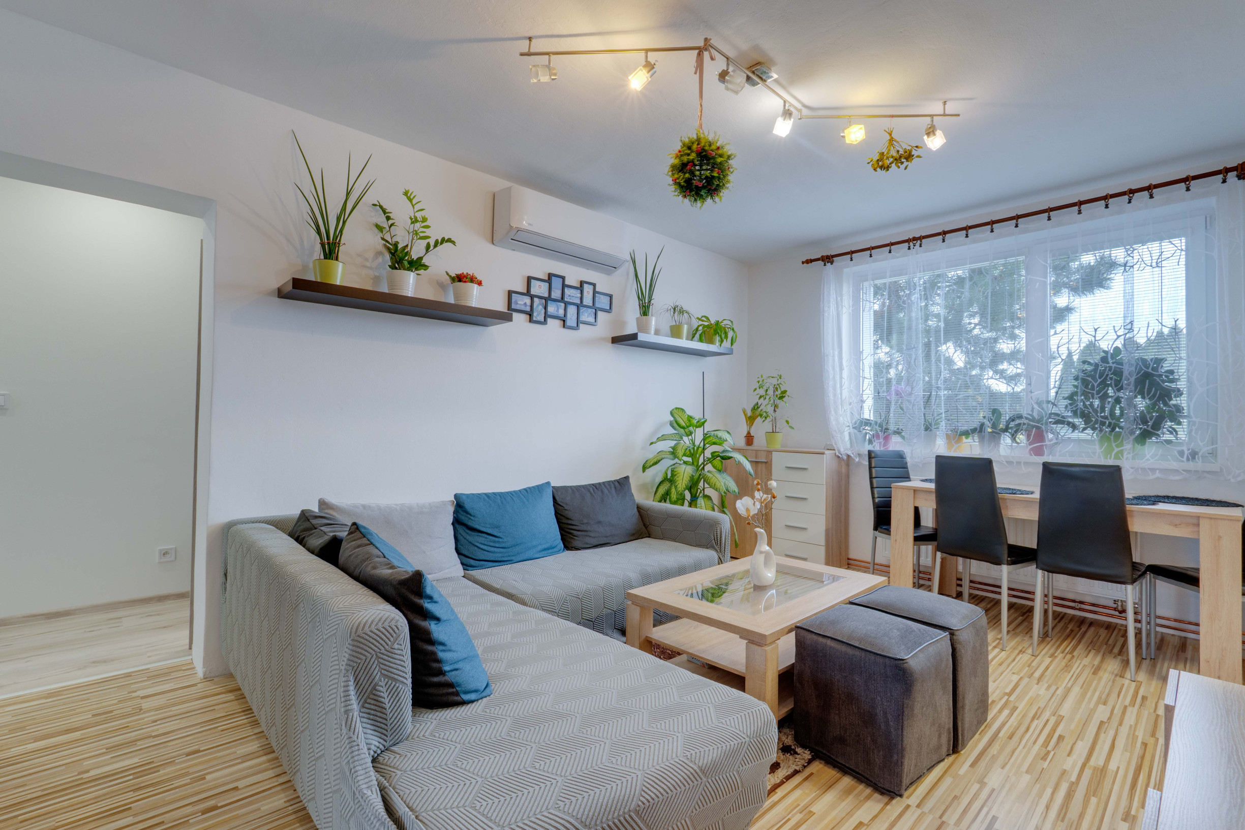 HRUBÁ BORŠA, OKR. SENEC - NA PREDAJ 4 izbový byt s vlastným kúrením a garážou.