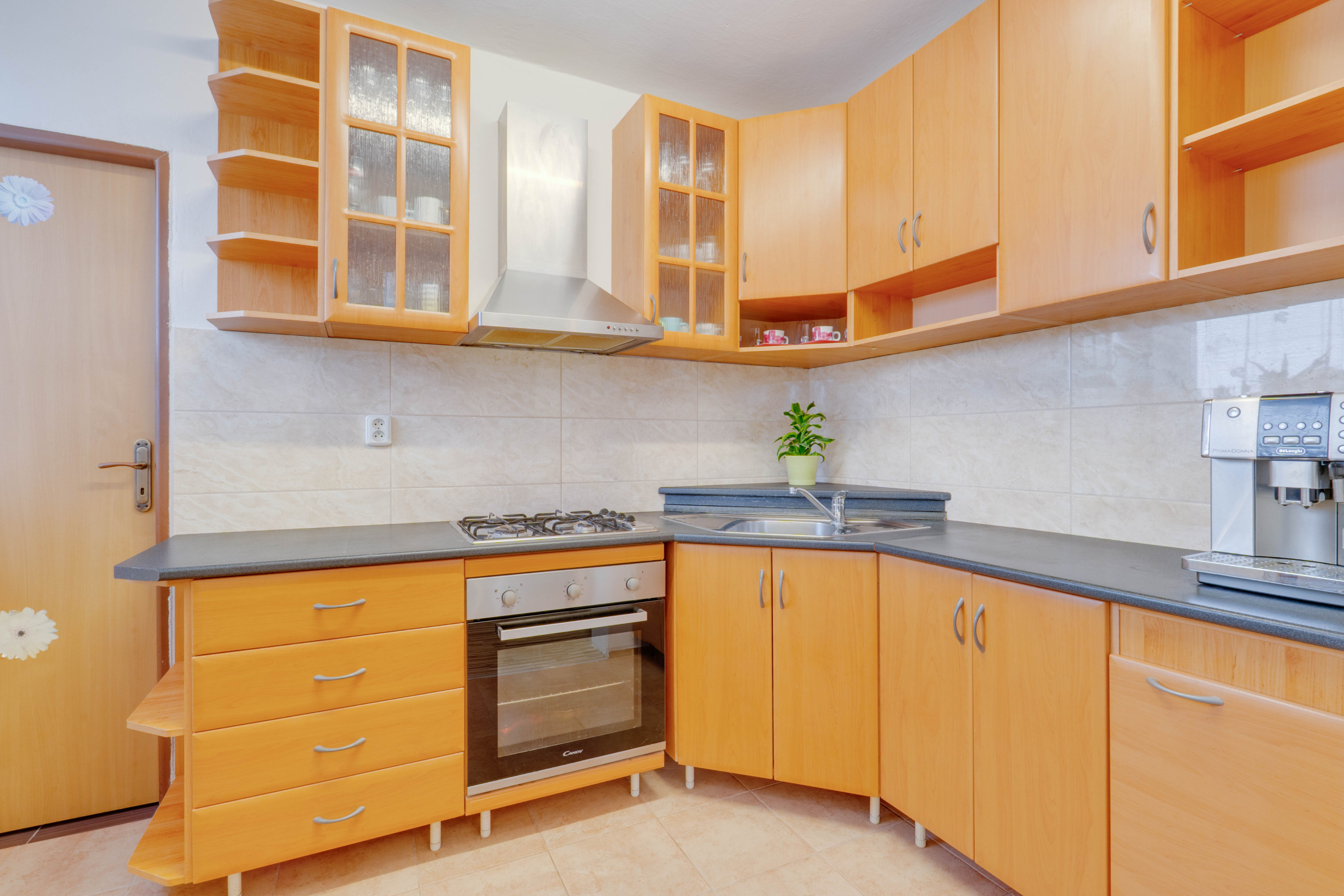 HRUBÁ BORŠA, OKR. SENEC - NA PREDAJ 4 izbový byt s vlastným kúrením a garážou.