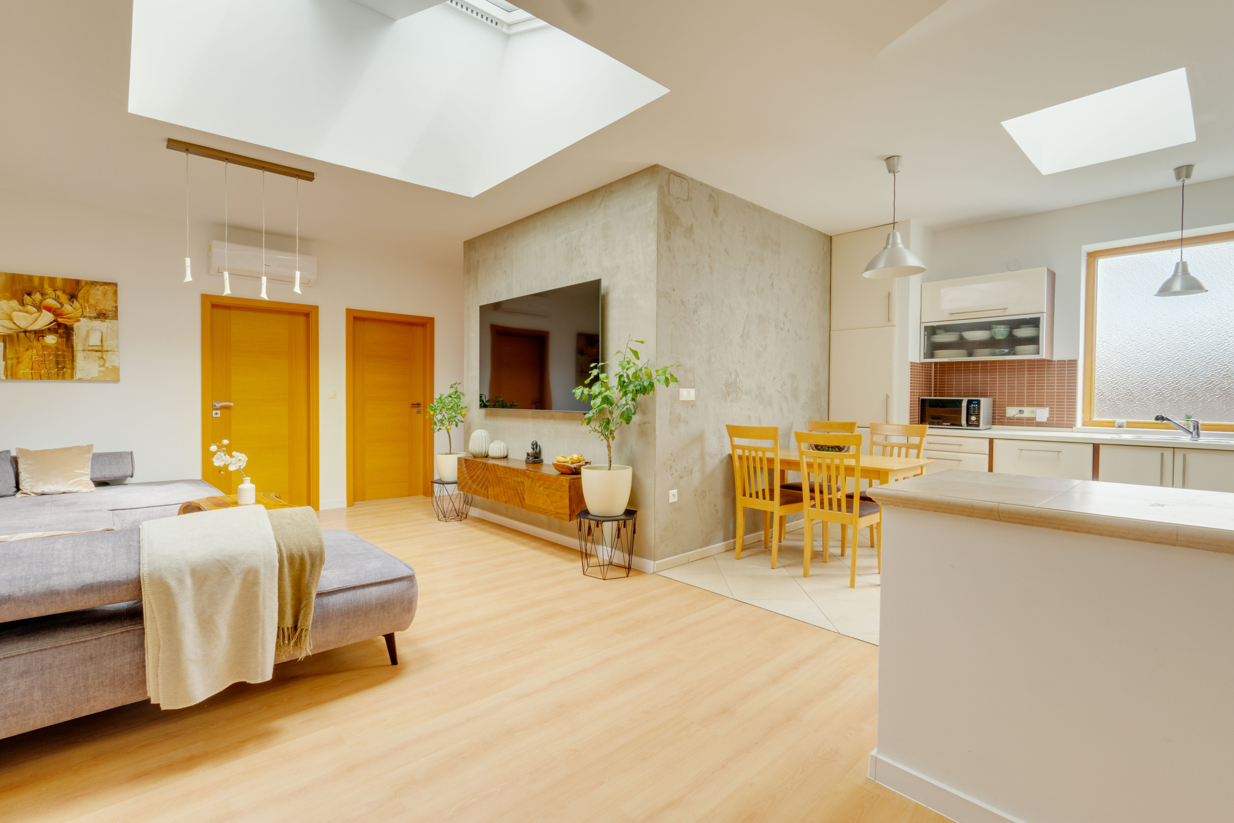 SENEC – NA PREDAJ EXKLUZÍVNY 3 + 1 PODKROVNÝ  BYT  – JEDINEČNÝ PRIESTOR NA PEŠEJ ZÓNE.