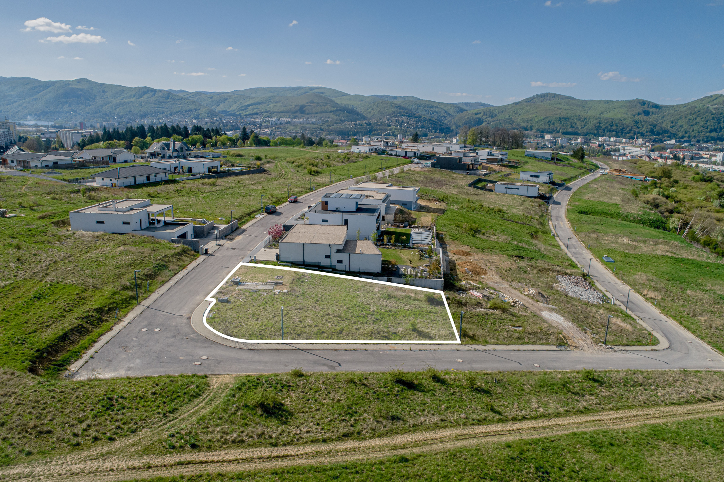 Na predaj stavebný pozemok s projektom – Zvolen Sarvaška