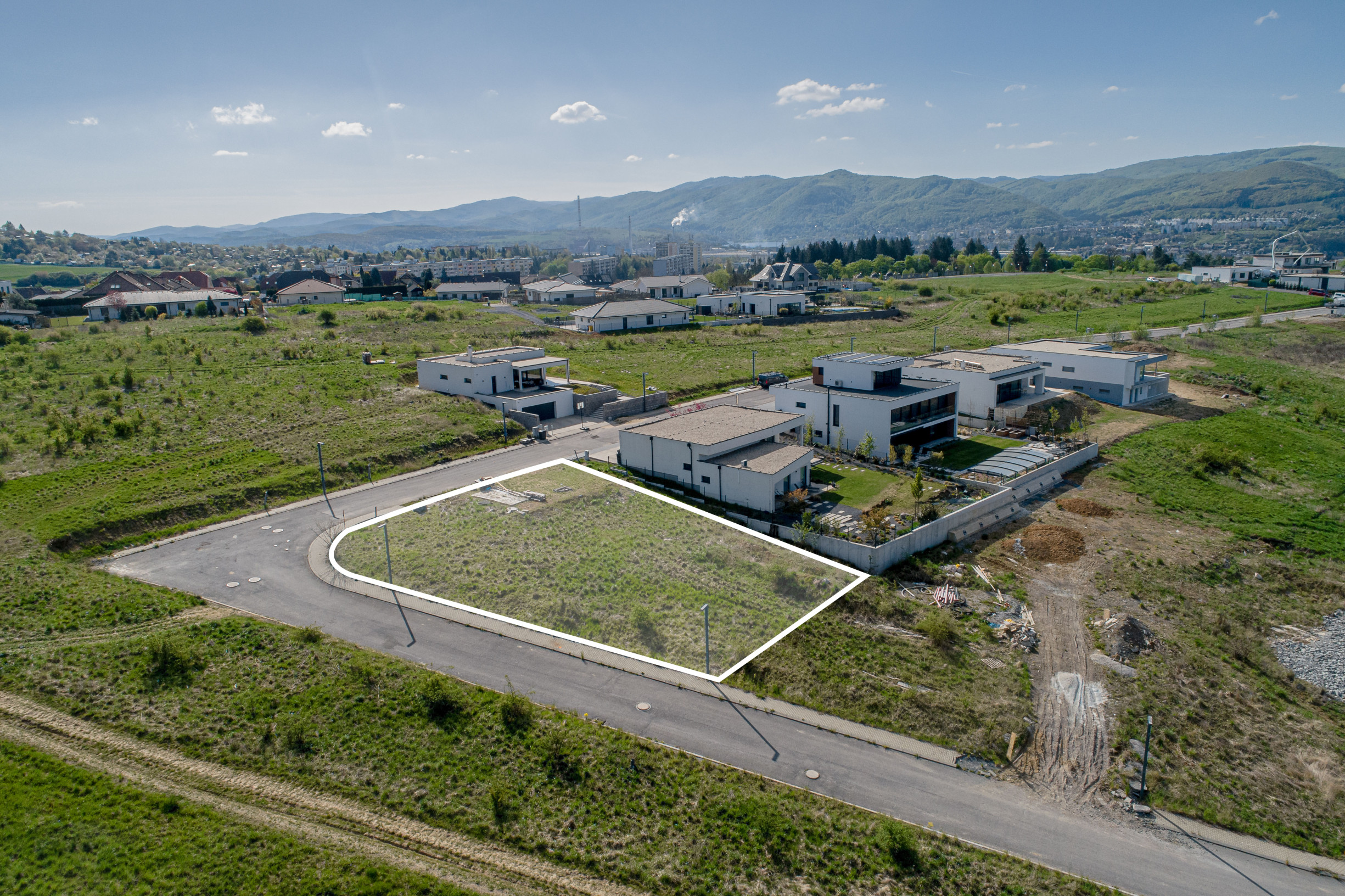 Na predaj stavebný pozemok s projektom – Zvolen Sarvaška