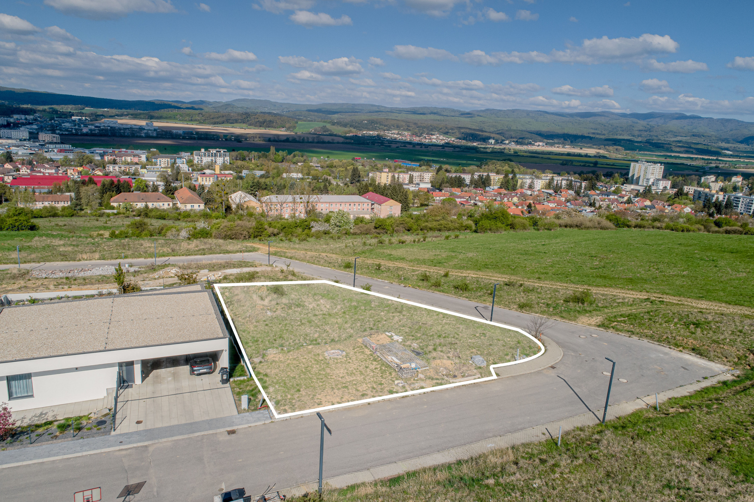 Na predaj stavebný pozemok s projektom – Zvolen Sarvaška