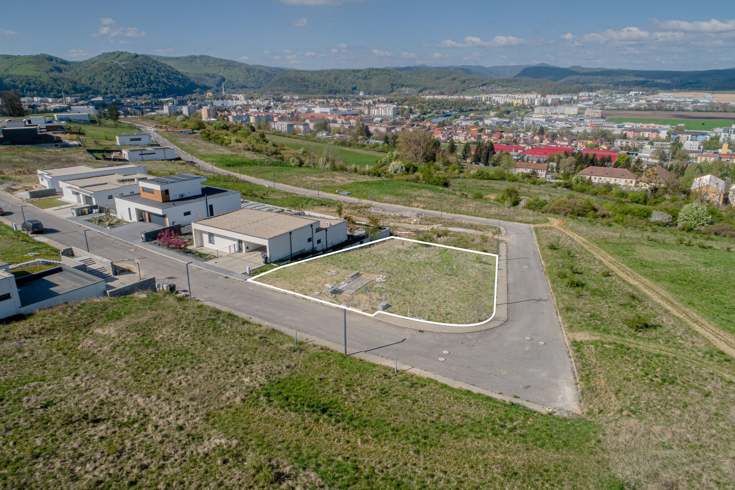 Na predaj stavebný pozemok s projektom – Zvolen Sarvaška