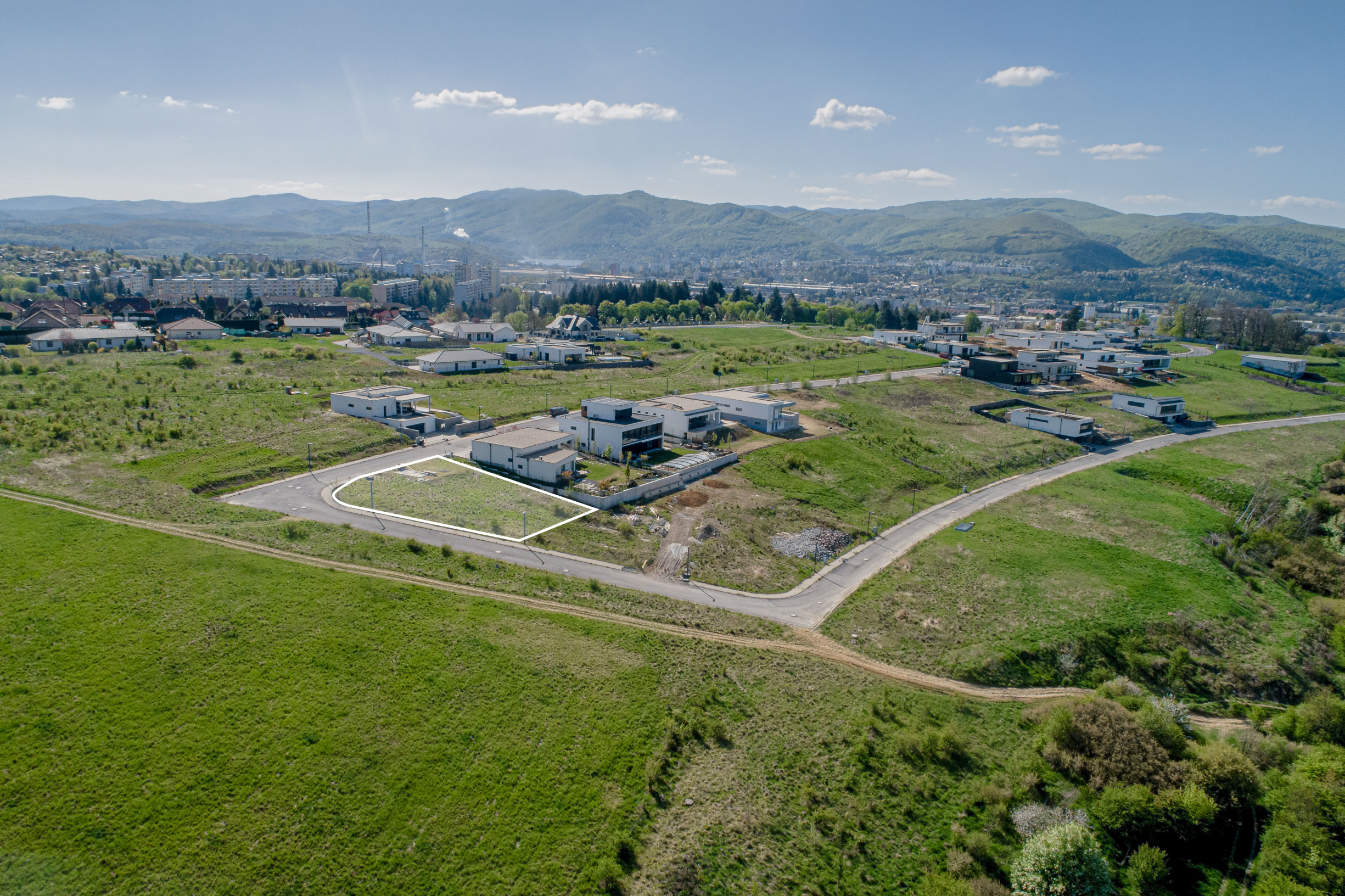 Na predaj stavebný pozemok s projektom – Zvolen Sarvaška
