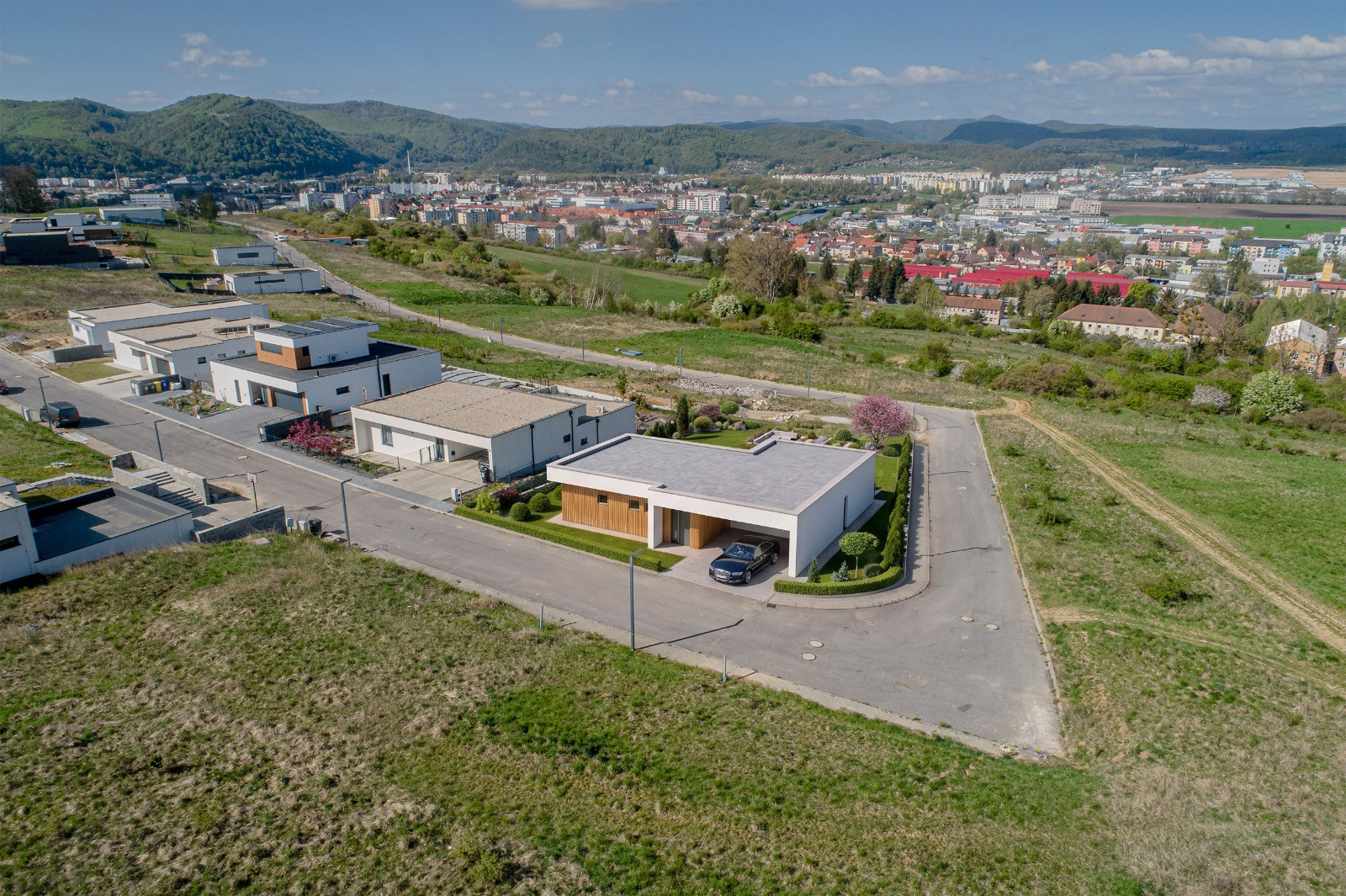 Na predaj stavebný pozemok s projektom – Zvolen Sarvaška