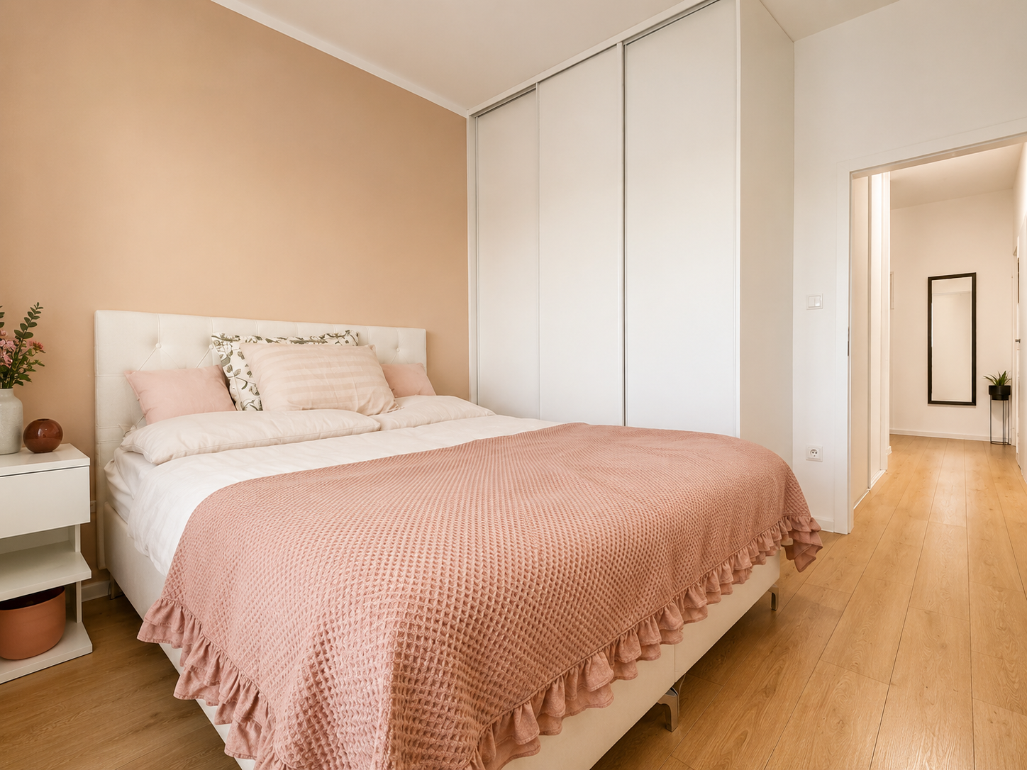 Na predaj moderný 2-izbový byt so záhradou a vlastným parkovacím miestom v tichej lokalite širšieho centra mesta Senec