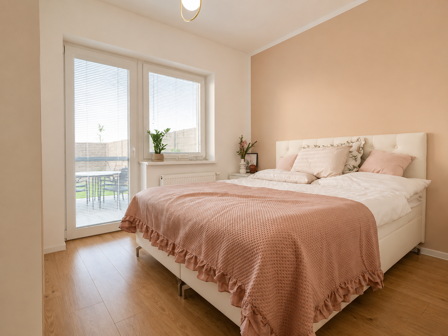 Na predaj moderný 2-izbový byt so záhradou a vlastným parkovacím miestom v tichej lokalite širšieho centra mesta Senec