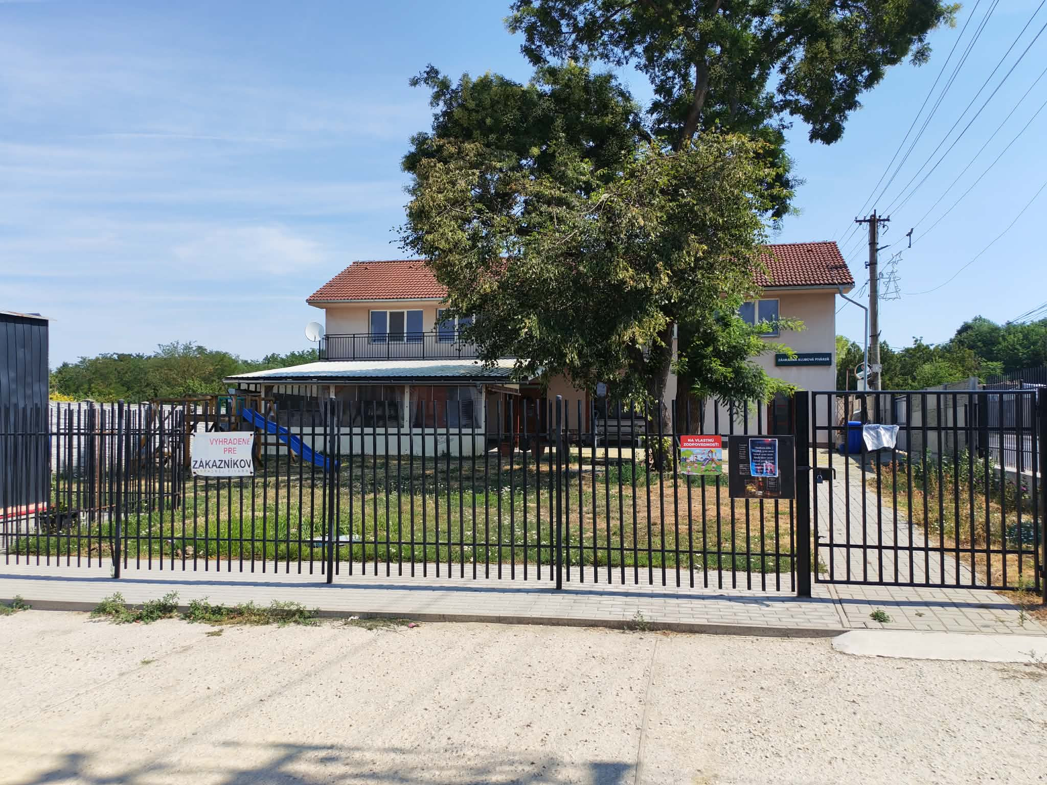 NA PREDAJ – PODNIKATEĽSKÝ OBJEKT + 2 BYTY V CENTRE OBCE DULOVCE