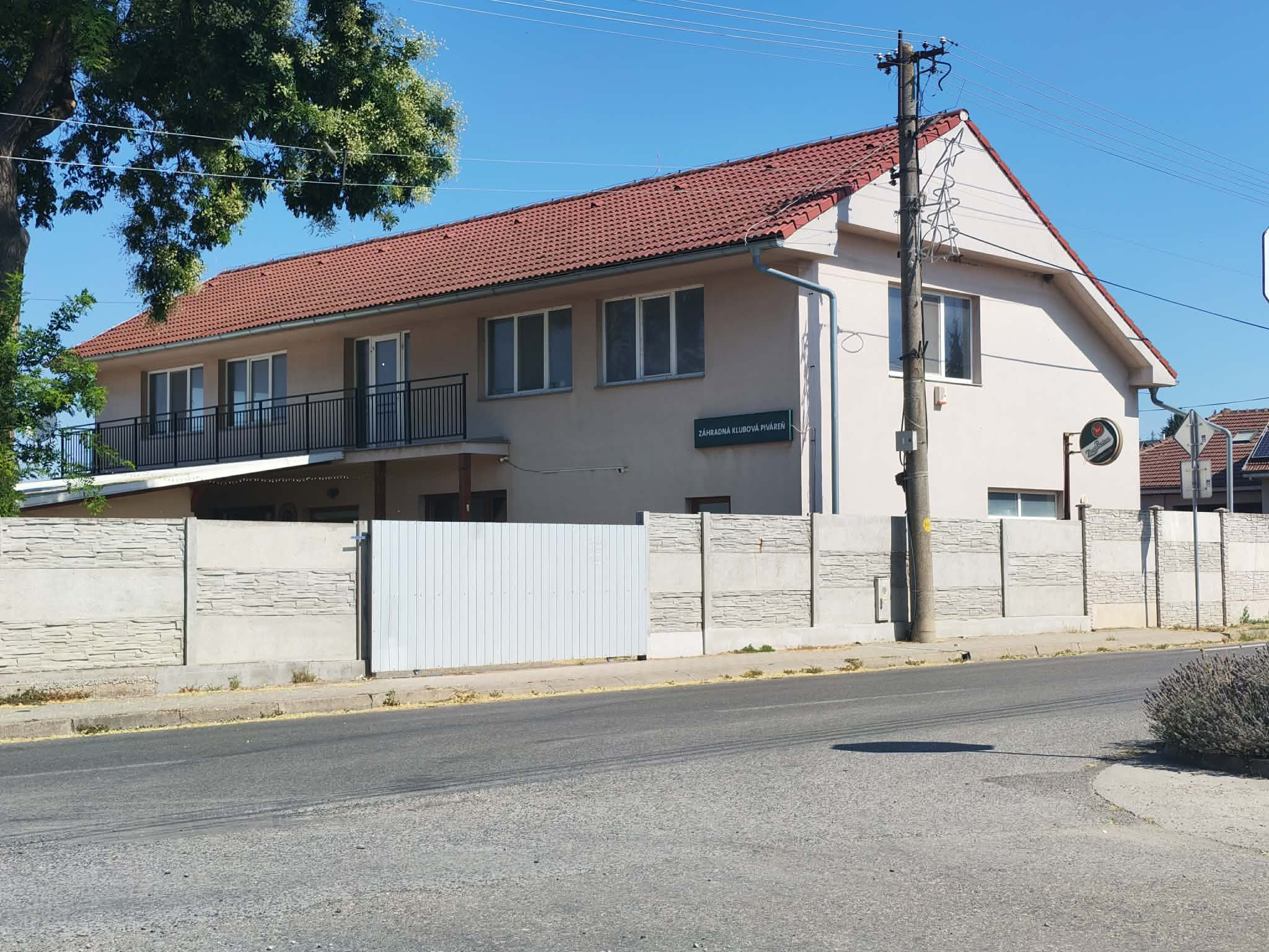 NA PREDAJ – PODNIKATEĽSKÝ OBJEKT + 2 BYTY V CENTRE OBCE DULOVCE