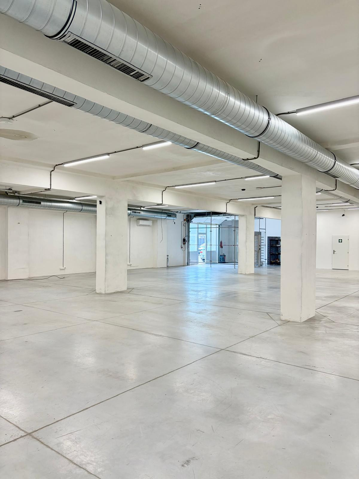 Na prenájom výrobno-skladový priestor  v Bratislave. - 930m2 - BRATISLAVA III. - Kramáre