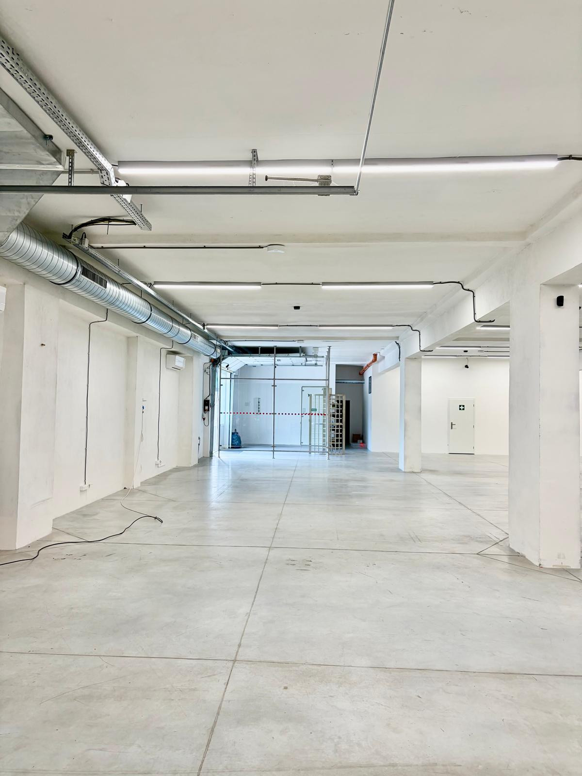 Na prenájom výrobno-skladový priestor  v Bratislave. - 930m2 - BRATISLAVA III. - Kramáre