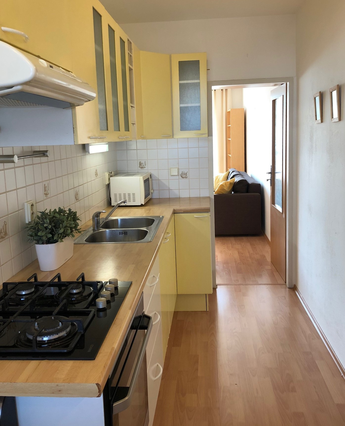 Na PRENÁJOM slnečný 1 izbový byt (44 m2) s veľkým  balkónom, Bratislava Petržalka