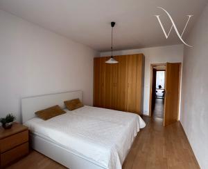 Na PRENÁJOM: Priestranný 2-izbový byt s loggiou a garážovým státím – Matejkova, Dlhé diely, Bratislava