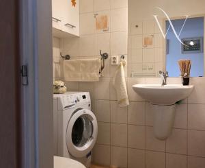 Na PRENÁJOM slnečný 1 izbový byt (44 m2) s veľkým  balkónom, Bratislava Petržalka