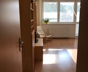 Na PRENÁJOM slnečný 1 izbový byt (44 m2) s veľkým  balkónom, Bratislava Petržalka