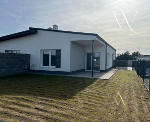 REZERVOVANÝ Na predaj 3 izbový bungalov v novej lokalite v obci Láb