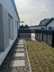 REZERVOVANÝ Na predaj 3 izbový bungalov v obci Láb, okr. Malacky, 2 parkovacie miesta.