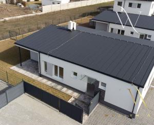 REZERVOVANÝ Na predaj 3 izbový bungalov v obci Láb, okr. Malacky, 2 parkovacie miesta.