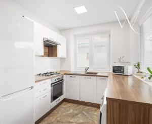 ZNÍŽENÁ CENA!!! SENEC – NA PREDAJ 2 samostatne stojace rodinné domy + podnikateľský priestor na 9,8 à pozemku