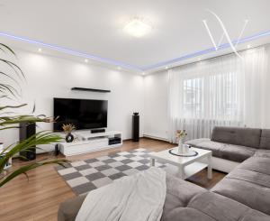 ZNÍŽENÁ CENA!!! SENEC – NA PREDAJ 2 samostatne stojace rodinné domy + podnikateľský priestor na 9,8 à pozemku