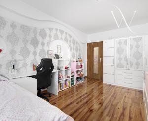 ZNÍŽENÁ CENA!!! SENEC – NA PREDAJ 2 samostatne stojace rodinné domy + podnikateľský priestor na 9,8 à pozemku