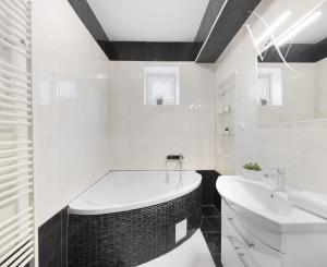 ZNÍŽENÁ CENA!!! SENEC – NA PREDAJ 2 samostatne stojace rodinné domy + podnikateľský priestor na 9,8 à pozemku