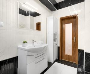 ZNÍŽENÁ CENA!!! SENEC – NA PREDAJ 2 samostatne stojace rodinné domy + podnikateľský priestor na 9,8 à pozemku