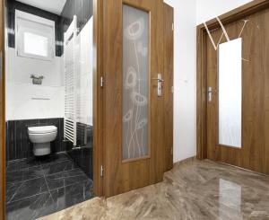 ZNÍŽENÁ CENA!!! SENEC – NA PREDAJ 2 samostatne stojace rodinné domy + podnikateľský priestor na 9,8 à pozemku