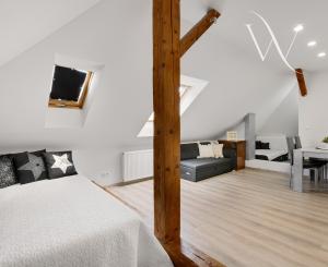 ZNÍŽENÁ CENA!!! SENEC – NA PREDAJ 2 samostatne stojace rodinné domy + podnikateľský priestor na 9,8 à pozemku