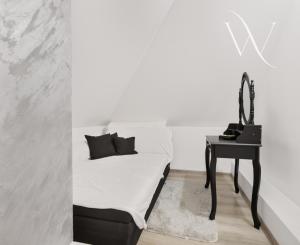 ZNÍŽENÁ CENA!!! SENEC – NA PREDAJ 2 samostatne stojace rodinné domy + podnikateľský priestor na 9,8 à pozemku